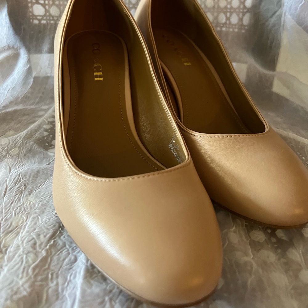 Coach Georgina leather pump Size 9.5 Color is Beechwood